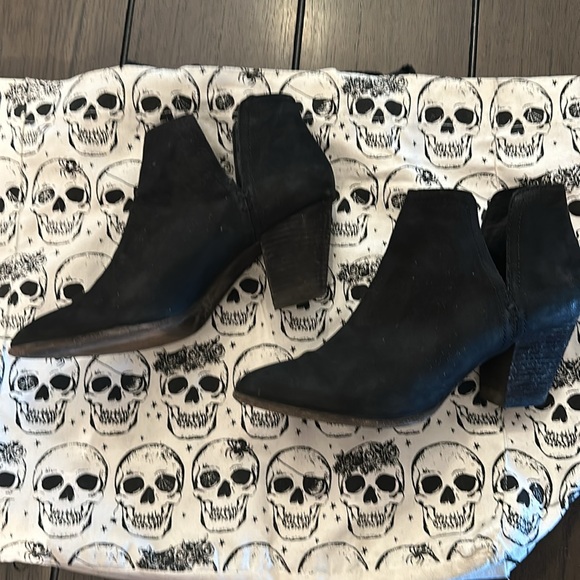 ✨ FRYE Womens Black V Notch Reina Cutout Bootie Boot Suede, Size 9.5 ✨ - Picture 5 of 8